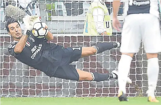  ?? EFE ?? Gigi lo arregla. Buffon detiene el remate del brasileño Farías. El penal, cobrado tras consultar el VAR, dejó muchas dudas.