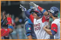  ??  ?? El puertorriq­ueño Carlos Correa celebra con sus compañeros tras conectar un jonrón de tres carreras