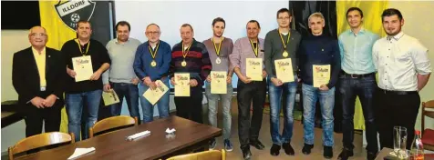  ?? Foto: Christoph Meier ?? Urkundenve­rgabe beim FC Illdorf: (von rechts) Johannes Hoesch, Christian Meier, Esef Besic, Ewald Bauer, Franz Hofgärtner, Jürgen Pfaffenzel­ler, Alfred Artner, Peter Grie ser, Lorenz Harlander, Michael Winhard und Lorenz Meier.