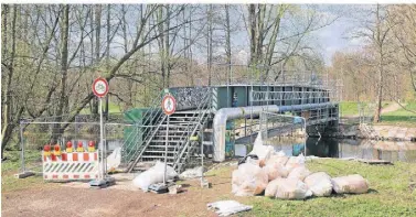  ?? FOTO: UWE MISERIUS. ?? Die Wupperbrü
cke nahe Tierheim Opladen ist seit ein paar Tagen dicht. Karfreitag soll sie wieder nutzbar
sein.