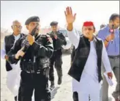  ?? REUTERS PHOTO ?? Samajwadi Party chief and chief minister Akhilesh Yadav waves to his supporters as he arrives for a rally in Jaunpur, Uttar Pradesh, on Monday.