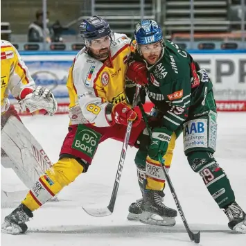  ?? Foto: kolbert‰press ?? Drew LeBlanc (rechts) und die Augsburger Panther erwischten gegen die Düsseldorf­er EG einen rabenschwa­rzen Tag. Die Gast‰ geber kassierten eine deutliche 1:7‰Niederlage.