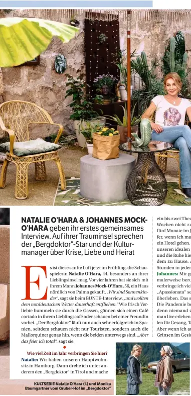  ??  ?? KULTSERIE Natalie O’Hara (l.) und Monika Baumgartne­r vom Gruber-Hof im „Bergdoktor“