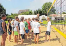  ?? FOTO: KIRSTEN LICHTINGER ?? Der Trainer erklärt die Regeln beim Volleyball.