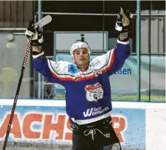  ?? Foto: Andreas Lenuweit ?? Wölfe-Stürmer Michael Schejbal gelangen vier Tore am Stück gegen den EC Oberstdorf.