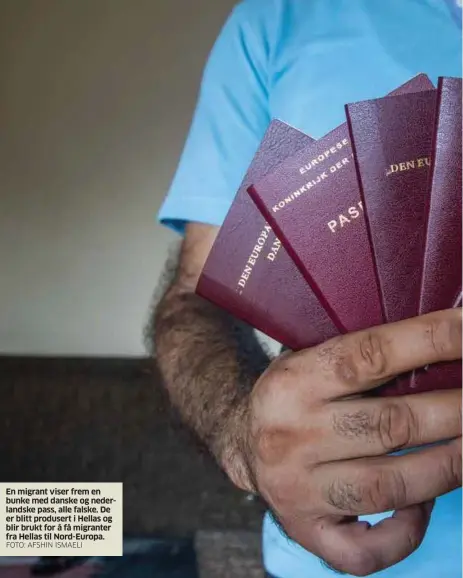  ?? FOTO: AFSHIN ISMAELI ?? En migrant viser frem en bunke med danske og nederlands­ke pass, alle falske. De er blitt produsert i Hellas og blir brukt for å få migranter fra Hellas til Nord-Europa.