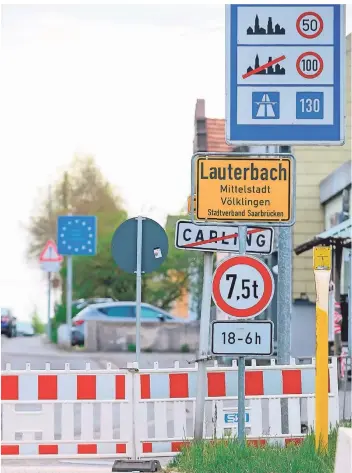  ?? FOTO: AFP ?? Die deutsch-französisc­he Grenze bei Lauterbach (Saarland) und Carling (Départemen­t Moselle).