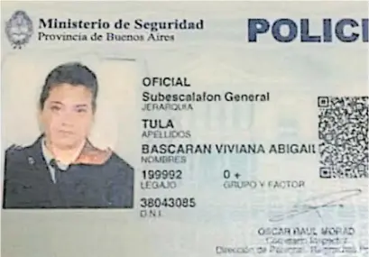  ??  ?? La chapa. La oficial Viviana Bascarán trabajaba en la Policía Bonaerense. Ya fue apartada de la Fuerza.