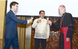  ??  ?? Chilean Embassy Deputy Chief of Mission Giancarlo Mosciatti, Foreign Affairs Undersecre­tary Jose Luis Montales and Apostolic Nuncio Gabriele Giordano Caccia share a toast to celebrate Chile National Day.