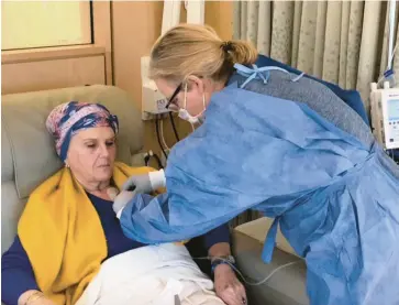  ?? PAUL BLUESTEIN ?? Lynda Bluestein sits as a nurse organizes tubing during a cancer medicine infusion on Feb. 24 in Fairfield.