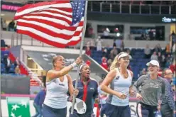  ??  ?? FELICES. Rogers, Stephens, Vandeweghe y Riske celebran el triunfo.