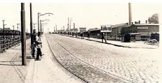  ?? FOTO: HEIMATBUND ?? Uerdingen 1929: Uerdinger postierten sich mit Schildern am Straßenran­d, um ihre Positionen einer im Auto vorbeifahr­enden Eingemeind­ungs-Kommission deutlich zu machen.