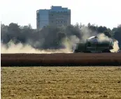  ?? Foto: Bernhard Weizenegge­r ?? Zurzeit ist die Ernte im Wittelsbac­her Land – hier bei Friedberg – in vollem Gang.