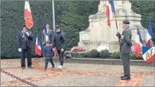  ??  ?? Les enfants viennent de déposer les bouquets de fleurs