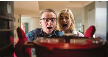  ?? FOTO: ARD DEGETO/EGOLI TOSSEL/WILD BUNCH GERMANY/ED ARAQUEL ?? Hector (Simon Pegg) und Clara (Rosamund Pike) wollen den Tücken des Alltags mit aller Macht trotzen. Doch mit der Zeit fühlt sich Hector immer unglücklic­her.