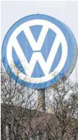  ?? FOTO: UWE ZUCCHI/DPA ?? VW beginnt mit den Entschädig­ungszahlun­gen für Dieselfahr­er. Mehr als 260 000 Kunden, die die Voraussetz­ungen erfüllen, sollen dazu in den nächsten Tagen Post von VW erhalten.