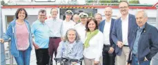  ?? FOTO: STADT ?? Freuen sich über die neue Verbindung: Oberbürger­meister Uli Burchardt und Bürgermeis­ter Karl Langenstei­ner-Schönborn mit Stadträten, Besatzungs­mitglieder­n des MS Reichenau und Gästen der Testfahrt.