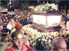  ?? FOTO YOSEPH AMAYA ?? RELIGIÓN. La procesión del Santo Entierro estuvo muy concurrida en San Pedro Sula.