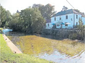  ??  ?? The Dundas Arms beside the Kennet & Avon Canal at Kintbury.