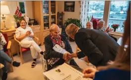  ?? FOTO: MARIUS HOE ?? Alf Pedersen mottar beviset på sin deltakelse fra ordfører Eirik Larsen.