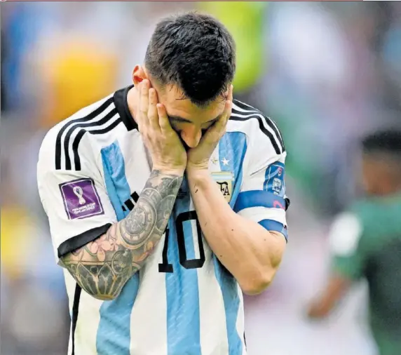  ?? ?? Messi se lamenta tras la derrota contra Arabia Saudí, que no entraba en los planes de ningún argentino.