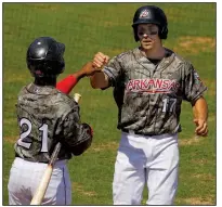  ?? Arkansas Democrat-Gazette/THOMAS METTHE ?? Arkansas Travelers’ Seth Mejias-Brean
(17) is congratula­ted by teammate Chuck Taylor (21) after Mejias-Brean scored on a sacrifice fly in the bottom of the fourth inning of the Travelers’ 3-2 victory over the Northwest Arkansas Naturals on Sunday at...