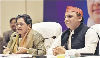  ?? SUBHANKAR CHAKRABORT­Y/HT PHOTO ?? Bahujan Samaj Party chief Mayawati and Samajwadi Party president Akhilesh Yadav during their joint press conference in Lucknow on Saturday. &gt;&gt;P11