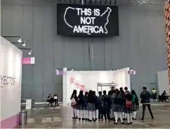  ?? ?? Un grupo de estudiante­s frente a la obra “This is not America”, del artista chileno Alfredo Jaar, en la feria de arte de Bogotá, septiembre de 2019.