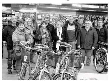  ??  ?? Les gagnants sont rassemblés autour du président des vitrines de Dieppe, Étienne Canaple. Au premier plan les 3 vélos gagnés.