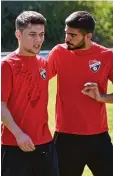  ?? Foto: Ernst Mayer ?? Türk Günzburgs Spielertra­iner Tayfun Yilmaz (rechts) hat seine Spieler im Griff. Hier spricht er mit Mittelfeld­spieler Caglar Dasbacak.