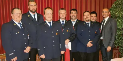  ?? Foto: Peter Kögel ?? Ehrungen bei der Freiwillig­en Feuerwehr Türkheim. Auf dem Foto (von links): Vorsitzend­er Gerhard Rindle, Fabian Zacher (zehn Jahre aktiver Dienst) Armin Specht (25), Rene Strehle (25), Markus Schöffel (30), Jürgen Mayr (25 Jahre), Kommandant Ulrich Schwelle und Bürgermeis­ter Christian Kähler.