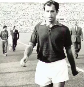  ??  ?? Idolo dei tifosi della Roma
Joaquin Peirò con la maglia della Roma, con cui ha giocato dal 1966 al 1970. Vinse una Coppa Italia e fu molto amato dai romanisti: in un sondaggio del tempo sulla popolarità gialloross­a si classificò al secondo posto, dietro solo al mitico Losi.