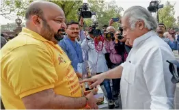  ?? — PTI, PRITAM BANDYOPADH­YAY ?? Congress leader Jairam Ramesh interacts with a TDP MP during a protest seeking special status for Andhra Pradesh, former J& K chief minister Farooq Abdullah during the second phase of the Budget Session at Parliament House in New Delhi on Friday.
