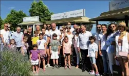  ??  ?? Toutes les génération­s de nouveaux arrivants ont profité de la visite de la ville en petit train commentée par le maire Richard Galy. (Photo N.N)