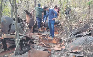  ??  ?? La comitiva encontró restos de camiones que habrían sido usados durante la Guerra del Chaco.