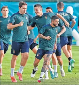  ??  ?? Insigne y Chiesa en el entrenamie­nto de ayer de Italia.