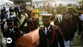  ??  ?? Police carry the coffin of slain Haitian President Jovenel Moise