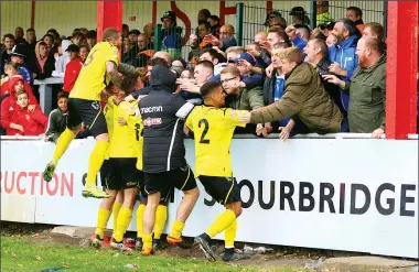  ?? PIC: WhiteRoseP­hotos ?? GET IN, LADS: Halesowen players celebrate with their loyal travelling fans