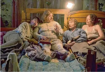  ?? Foto: Rolf Konow, dpa ?? Gregor (Nikolaj Lie Kaas), Josef (Nicolas Bro), Elias (Mads Mikkelsen) und Franz (Soren Malling) erzählen sich Gute Nacht Ge  schichten in eine Szene des Films „Men & Chicken“.