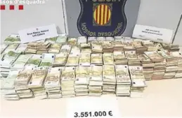  ??  ?? Dinero intervenid­o en casa del detenido.