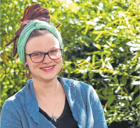  ?? FOTO: ERICH NYFFENEGGE­R ?? Nach einer schlimmen Zeit in Sorge um das Leben ihres an Corona erkrankten Vaters kann Katharina Pohl wieder lachen: Das Schlimmste ist überstande­n – der Patient auf dem Weg der Besserung.