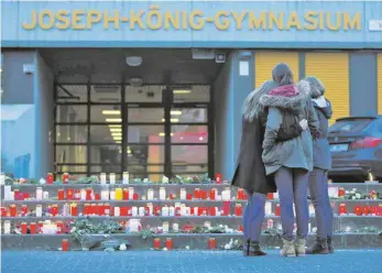  ?? FOTO: ROLF VENNENBERN­D ?? Gedenken an die Opfer: Dem Flugzeugun­glück fiel auch eine Schülergru­ppe eines Gymnasiums aus Haltern in Nordrhein-Westfalen zum Opfer. Dort zündeten Trauernde am Dienstag Kerzen an.