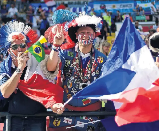 ??  ?? FELICIDAD. La afición francesa disfrutó del triunfo de su selección ante Argentina y festejó el pase a la siguiente ronda del Mundial.