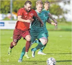  ?? FOTO: ROLF SCHULTES ?? Der Heimsieg des TSV Berg (links Vlad Munteanu) gegen den SV Dotternhau­sen (Mathias Mauz) war die erwartet schwere Aufgabe für den Favoriten der Fußball-Landesliga.