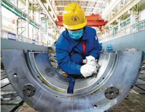  ?? Foto: Wang Jianwei, dpa ?? Die Corona-Pandemie trifft schon jetzt viele Industrieb­etriebe heftig. Die IHK rechnet in Bayerisch-Schwaben mit Umsatzverl­usten von 40 Millionen Euro – pro Tag.