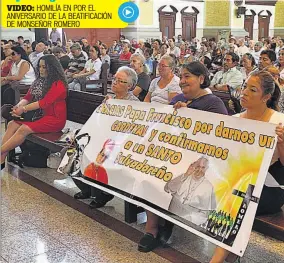  ??  ?? Feligreses. Varios fieles se presentaro­n ayer a la cripta en Catedral Metropolit­ana para conmemorar el tercer año de la beatificac­ión del arzobispo Óscar Romero.