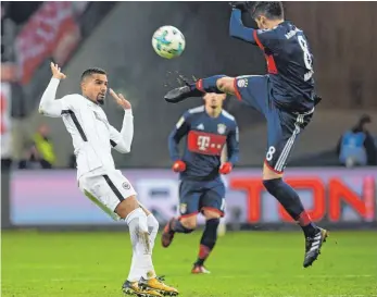  ?? FOTO: DPA ?? Nicht gerade grazil, aber effektiv: Javi Martinez schnappt sich vor Kevin-Prince Boateng (li.) den Ball.