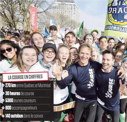  ??  ?? Les 5300 jeunes qui ont pris le départ de la Course du Grand Défi Pierre Lavoie hier, à Québec, étaient gonflés à bloc pour affronter les 270 km de course qui les séparaient de Montréal. Quelques-uns ont immortalis­é le moment en compagnie de Pierre...