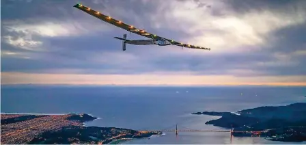  ?? FOTO: REVILLARD/EPA ?? Nach drei Tagen im Cockpit genießt Bertrand Piccard seine Extrarunde über San Franciscos Golden-Gate-Brücke.