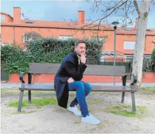  ?? // ABC ?? Lucas fuma un cigarrillo en un parque madrileño